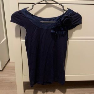 Navy t-shirt with flowers on the shoulder